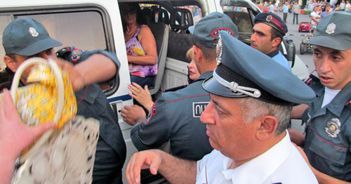 Сотрудники полиции. Ереван, 17 июля 2016 г. Фото Тиграна Петросяна для "Кавказского узла" Сотрудники полиции. Ереван, 17 июля 2016 г. Фото Тиграна Петросяна для "Кавказского узла"