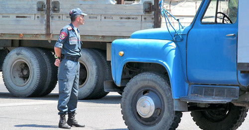 Сотрудник полиции. Ереван, 17 июля 2016 г. Фото Тиграна Петросяна для "Кавказского узла" Сотрудник полиции. Ереван, 17 июля 2016 г. Фото Тиграна Петросяна для "Кавказского узла"