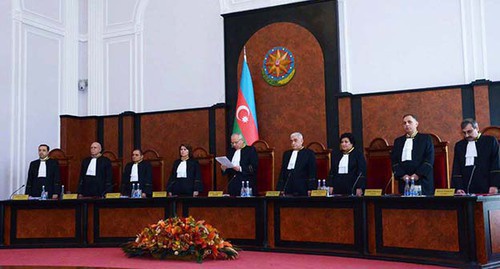 В зале заседаний Конституционного суда Азербайджана. Фото: http://www.trend.az/azerbaijan/politics/2460127.html В зале заседаний Конституционного суда Азербайджана. Фото: http://www.trend.az/azerbaijan/politics/2460127.html