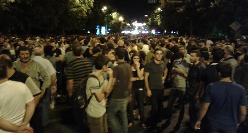Участники акции протеста в Ереване 30 июля 2016 г. Фото Тиграна Петросяна для "Кавказского узла". Участники акции протеста в Ереване 30 июля 2016 г. Фото Тиграна Петросяна для "Кавказского узла".