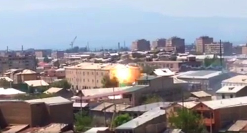 Разрыв боеприпаса, попавшего в захваченное здание полка полиции в Ереване. Скриншот из видеозаписи Светланы Бабаян, Facebook.com/svetlana.babayan.9/videos/vb.1645543963/10208906356409921/?type=2&theater Разрыв боеприпаса, попавшего в захваченное здание полка полиции в Ереване. Скриншот из видеозаписи Светланы Бабаян, Facebook.com/svetlana.babayan.9/videos/vb.1645543963/10208906356409921/?type=2&theater
