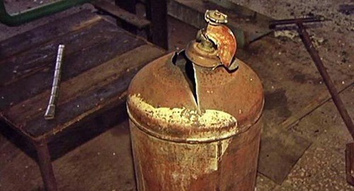 Разорвавшийся газовый баллон. Фото: http://www.riadagestan.ru/news/incidents/16_chelovek_postradali_v_rezultate_vzryva_bytovogo_gaza_v_makhachkale/ Разорвавшийся газовый баллон. Фото: http://www.riadagestan.ru/news/incidents/16_chelovek_postradali_v_rezultate_vzryva_bytovogo_gaza_v_makhachkale/