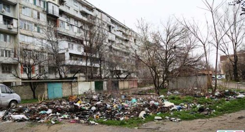 Мусор во дворе Махачкалы. Фото: http://mahachkala.bezformata.ru/content/image125196687.jpg Мусор во дворе Махачкалы. Фото: http://mahachkala.bezformata.ru/content/image125196687.jpg