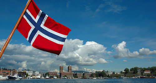 Флаг Норвегии на фоне вида Осло. Фото: http://www.arrivo.ru/norvegiya/oslo/gallery.html Флаг Норвегии на фоне вида Осло. Фото: http://www.arrivo.ru/norvegiya/oslo/gallery.html