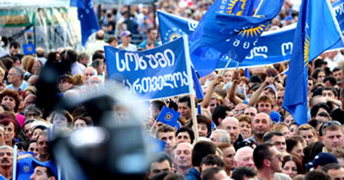 Митинг партии "Грузинская мечта – Демократическая Грузия". Фото http://ru.saqinform.ge/news/28424/-gruzinskaA-meCta-predstavila-v-samegrelo-kandidatov-v-maZoritarnie-deputati-.html Митинг партии "Грузинская мечта – Демократическая Грузия". Фото http://ru.saqinform.ge/news/28424/-gruzinskaA-meCta-predstavila-v-samegrelo-kandidatov-v-maZoritarnie-deputati-.html