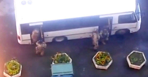 Спецоперация в жилом доме на Ленинском проспекте. Санкт-Петербург, 17 августа 2016 г. Кадр из видео пользователя Sheldon Cuper https://www.youtube.com/watch?v=5ZrizenCWoo Спецоперация в жилом доме на Ленинском проспекте. Санкт-Петербург, 17 августа 2016 г. Кадр из видео пользователя Sheldon Cuper https://www.youtube.com/watch?v=5ZrizenCWoo