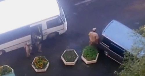 Спецоперация в жилом доме на Ленинском проспекте. Санкт-Петербург, 17 августа 2016 г. Кадр из видео пользователя Sheldon Cuper https://www.youtube.com/watch?v=5ZrizenCWoo Спецоперация в жилом доме на Ленинском проспекте. Санкт-Петербург, 17 августа 2016 г. Кадр из видео пользователя Sheldon Cuper https://www.youtube.com/watch?v=5ZrizenCWoo