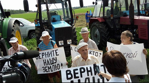 Фермеры Кубани на митинге во время тракторного марша в Москву. Фото: https://twitter.com/melnichenko_va Фермеры Кубани на митинге во время тракторного марша в Москву. Фото: https://twitter.com/melnichenko_va