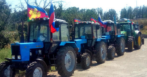 Транспортная техника участников "тракторного марша". Ростовская область, 23 августа 2016 г. Фото Константина Волгина для " Кавказского узла" Транспортная техника участников "тракторного марша". Ростовская область, 23 августа 2016 г. Фото Константина Волгина для " Кавказского узла"