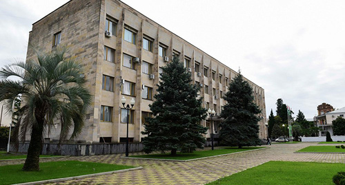 Здание кабинета министров Абхазии. Фото: © Sputnik.Томас Тхайцук http://sputnik-abkhazia.ru/Abkhazia/20160823/1019379576.html Здание кабинета министров Абхазии. Фото: © Sputnik.Томас Тхайцук http://sputnik-abkhazia.ru/Abkhazia/20160823/1019379576.html