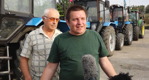 Алексей Волченко (в зеленой майке) во время тракторного марша. Фото: RFE/RL Алексей Волченко (в зеленой майке) во время тракторного марша. Фото: RFE/RL