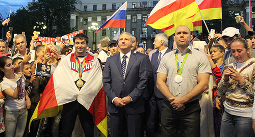 Сослан Рамонов, Вячеслав Битаров, Хетаг Газюмов во время торжественной встрече олимпийцев. Фото Эммы Марзоевой для "Кавказского узла" Сослан Рамонов, Вячеслав Битаров, Хетаг Газюмов во время торжественной встрече олимпийцев. Фото Эммы Марзоевой для "Кавказского узла"