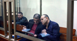 Сергей Зиринов (в центре) в зале суда. Фото http://bloknot-volgograd.ru/news/delo-na-4-milliarda-kto-stoit-za-otzhimom-biznesa--694870 Сергей Зиринов (в центре) в зале суда. Фото http://bloknot-volgograd.ru/news/delo-na-4-milliarda-kto-stoit-za-otzhimom-biznesa--694870