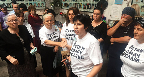 Участницы протестной акции в Беслане. Фото: Диана Хачатрян https://meduza.io/feature/2016/09/01/materi-pogibshih-v-beslane-detey-ustroili-aktsiyu-protesta-i-byli-zaderzhany-glavnoe Участницы протестной акции в Беслане. Фото: Диана Хачатрян https://meduza.io/feature/2016/09/01/materi-pogibshih-v-beslane-detey-ustroili-aktsiyu-protesta-i-byli-zaderzhany-glavnoe