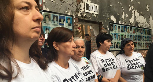 Участницы акции протеста в Беслане. Фото: Страница FB Елены Костюченко Facebook.com/photo.php?fbid=1260417757336919&set=a.931468163565215.1073741827.100001061213139&type=3&theater Участницы акции протеста в Беслане. Фото: Страница FB Елены Костюченко Facebook.com/photo.php?fbid=1260417757336919&set=a.931468163565215.1073741827.100001061213139&type=3&theater