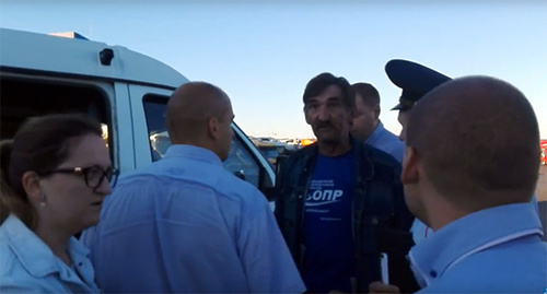 Задержание Андрея Бажутина в Ростове 02.09.2016 06:04. Фото: стоп-кадр видео "Задержание Андрея Бажутина в Ростове 02.09.2016 06:0" http://www.opr.com.ru/ Задержание Андрея Бажутина в Ростове 02.09.2016 06:04. Фото: стоп-кадр видео "Задержание Андрея Бажутина в Ростове 02.09.2016 06:0" http://www.opr.com.ru/
