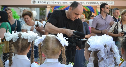 Торжественная линейка в одной из школ Сочи. Сочи, 1 сентября 2016 года. Фото Светланы Кравченко для "Кавказского узла". Торжественная линейка в одной из школ Сочи. Сочи, 1 сентября 2016 года. Фото Светланы Кравченко для "Кавказского узла".