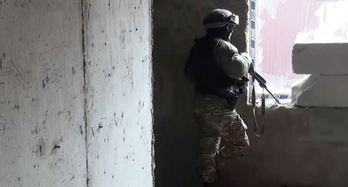 Представитекль силовых структур во время КТО. Фото: http://nac.gov.ru/kontrterroristicheskie-operacii/v-mahachkale-provedena-kontrterroristicheskaya.html Представитекль силовых структур во время КТО. Фото: http://nac.gov.ru/kontrterroristicheskie-operacii/v-mahachkale-provedena-kontrterroristicheskaya.html
