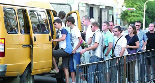 Очередь на маршрутку. Фото: http://bloknot-volgograd.ru/news/chinovniki-nazvali-okonchatelnuyu-datu-otmeny-vsekh-777839 Очередь на маршрутку. Фото: http://bloknot-volgograd.ru/news/chinovniki-nazvali-okonchatelnuyu-datu-otmeny-vsekh-777839