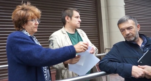 Активисты Объединения перевозчиков России после подачи обращения. Скриншот видеозаписи с сайта объединения, opr.com.ru Активисты Объединения перевозчиков России после подачи обращения. Скриншот видеозаписи с сайта объединения, opr.com.ru