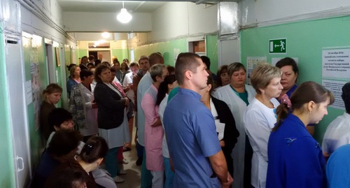 Более 40 избирателей стоят у закрытого участка №455 в Волгограде. Члены избиркома захлопывают дверь перед избирателями, когда те пытаются войти. Фото Григория Шведова для "Кавказского узла". Более 40 избирателей стоят у закрытого участка №455 в Волгограде. Члены избиркома захлопывают дверь перед избирателями, когда те пытаются войти. Фото Григория Шведова для "Кавказского узла".
