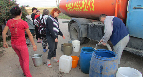 Цистерна с водой в селе Красный Пахарь Городищенского района. Фото Вячеслава Ященко для "Кавказского узла" Цистерна с водой в селе Красный Пахарь Городищенского района. Фото Вячеслава Ященко для "Кавказского узла"