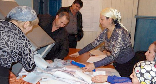 Подсчёт голосов в Ботлихском районе Дагестана. Фото: http://www.riadagestan.ru/news/botlikhskiy_rayon/v_botlikhskom_rayone_v_47_izbiratelnykh_uchastkakh_proshli_vybory_deputatov_selskikh_poseleniy/ Подсчёт голосов в Ботлихском районе Дагестана. Фото: http://www.riadagestan.ru/news/botlikhskiy_rayon/v_botlikhskom_rayone_v_47_izbiratelnykh_uchastkakh_proshli_vybory_deputatov_selskikh_poseleniy/