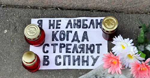Цветы и свечи на месте убийства Немцова. Фото: RFE/RL Цветы и свечи на месте убийства Немцова. Фото: RFE/RL