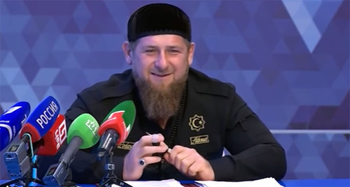 Рамзан Кадыров. Фото: Сотп-кадр видео "Кавказского узла" https://www.youtube.com/watch?v=FtBJiVCI3zY Рамзан Кадыров. Фото: Сотп-кадр видео "Кавказского узла" https://www.youtube.com/watch?v=FtBJiVCI3zY