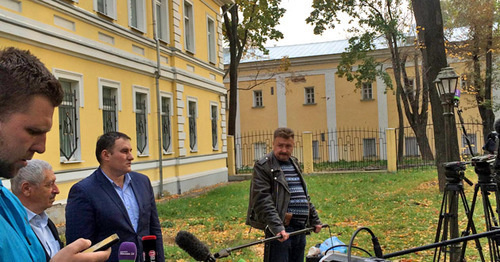 Заурбек Садаханов (в центре) дает интервью журналистам возле Московского окружного военного суда. Москва, 3 октября 2016 г. Фото Юлии Буславской для "Кавказского узла" Заурбек Садаханов (в центре) дает интервью журналистам возле Московского окружного военного суда. Москва, 3 октября 2016 г. Фото Юлии Буславской для "Кавказского узла"