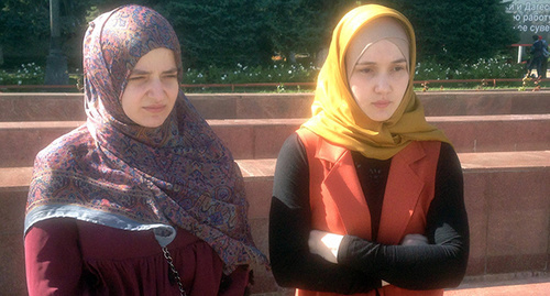 жены пропавших ребятСправа Исламова Мадина слева Магомедова Яхсат. Фото Патимат Махмудовой для "Кавказского узла" жены пропавших ребятСправа Исламова Мадина слева Магомедова Яхсат. Фото Патимат Махмудовой для "Кавказского узла"