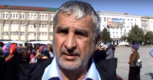 Зануйдин Урданов, участник акции в Махачкале. 5 октября 2016 г. Кадр из видео "Кавказского узла" Зануйдин Урданов, участник акции в Махачкале. 5 октября 2016 г. Кадр из видео "Кавказского узла"