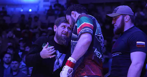 Рамзан Кадыров (слева) во время турнира по смешанным единоборствам (MMA) Grand Prix Akhmat-2016. Грозный, апрель 2016 г. Фото http://www.grozny-inform.ru/multimedia/photos/62469/ Рамзан Кадыров (слева) во время турнира по смешанным единоборствам (MMA) Grand Prix Akhmat-2016. Грозный, апрель 2016 г. Фото http://www.grozny-inform.ru/multimedia/photos/62469/