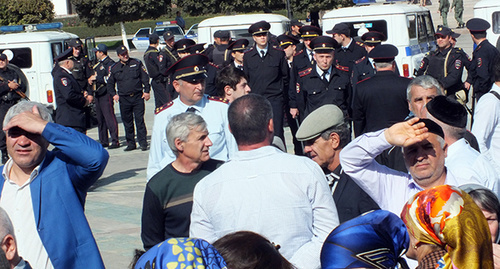 Родственники пропавших на центральной площади Махачкалы. После попытки митингующих прорваться к зданию правительства на площадь прибыл и доп. силы полиции. 06.10.2016. Фото Патимат Махмудовой для "Кавказского узла" Родственники пропавших на центральной площади Махачкалы. После попытки митингующих прорваться к зданию правительства на площадь прибыл и доп. силы полиции. 06.10.2016. Фото Патимат Махмудовой для "Кавказского узла"
