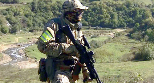 Сотрудник спецслужб во время КТО. Фото: http://nac.gov.ru/kontrterroristicheskie-operacii/v-hode-kto-v-dagestane-neytralizovany-troe-0.html Сотрудник спецслужб во время КТО. Фото: http://nac.gov.ru/kontrterroristicheskie-operacii/v-hode-kto-v-dagestane-neytralizovany-troe-0.html