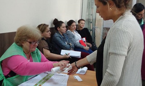 Голосование на одном из избирательных участков в Тбилиси 8 октября 2016 года. Фото Инны Кукуджановой для "Кавказского узла" Голосование на одном из избирательных участков в Тбилиси 8 октября 2016 года. Фото Инны Кукуджановой для "Кавказского узла"