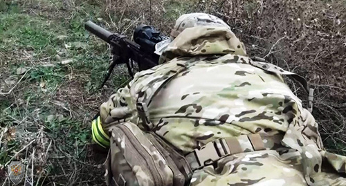 Сотрудник спецслужб во время КТО. Фото: http://nac.gov.ru/kontrterroristicheskie-operacii/v-hode-kto-v-dagestane-neytralizovany-troe-1.html Сотрудник спецслужб во время КТО. Фото: http://nac.gov.ru/kontrterroristicheskie-operacii/v-hode-kto-v-dagestane-neytralizovany-troe-1.html