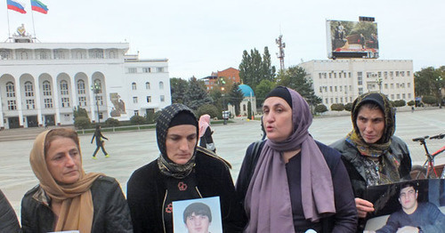 Митинг родных пропавших дагестанцев. Махачкала, 11 октября 2016 г. Фото Патимат Махмудовой для "Кавказского узла" Митинг родных пропавших дагестанцев. Махачкала, 11 октября 2016 г. Фото Патимат Махмудовой для "Кавказского узла"