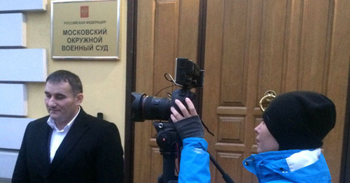 Заурбек Садаханов возле здания Московского окружного военного суда. Москва, 13 октября 2016 г. Фото Юлии Буславской для "Кавказского узла" Заурбек Садаханов возле здания Московского окружного военного суда. Москва, 13 октября 2016 г. Фото Юлии Буславской для "Кавказского узла"