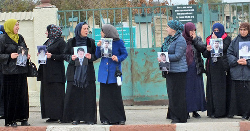 В митинге приняли участие родные похищенных в разные годы дагестанцев. Хасавюрт, 14 октября 2016 г. Фото Патимат Махмудовой для "Кавказского Узла" В митинге приняли участие родные похищенных в разные годы дагестанцев. Хасавюрт, 14 октября 2016 г. Фото Патимат Махмудовой для "Кавказского Узла"