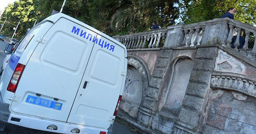 Полицейская машина на месте взрыва. Сухум, 17 октября 2016 г. Фото Sputnik/Томас Тхайцук Полицейская машина на месте взрыва. Сухум, 17 октября 2016 г. Фото Sputnik/Томас Тхайцук