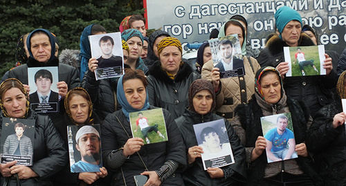 Родственники пропавших дагестанцев во время акции протеста. Махачкала, 17 октября 2016 г. Фото Патимат Махмудовой для "Кавказского узла"