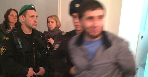 Заура Дадаева ведут на заседание суда по коридору. Москва, 18 октября 2016 г. Фото Юлии Буславской для "Кавказского узла" Заура Дадаева ведут на заседание суда по коридору. Москва, 18 октября 2016 г. Фото Юлии Буславской для "Кавказского узла"