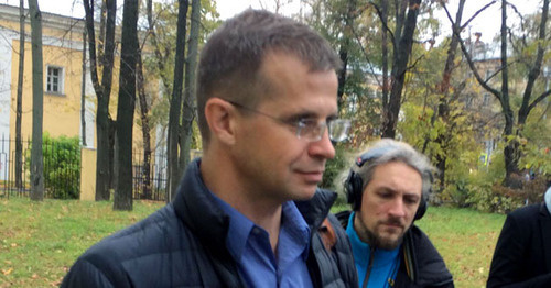 Павел Караулов во время обеденного перерыва общаясь с прессой у здания МОВСа 17.10.2016. Фото Юлии Буславской для "Кавказского узла"
Павел Караулов во время обеденного перерыва общаясь с прессой у здания МОВСа 17.10.2016. Фото Юлии Буславской для "Кавказского узла"