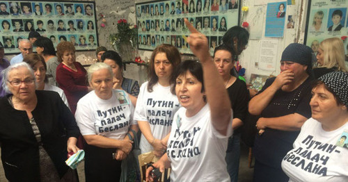 Участницы акции протеста в спортзале школы №1. Фото: Диана Хачатрян http://www.president-sovet.ru/ Участницы акции протеста в спортзале школы №1. Фото: Диана Хачатрян http://www.president-sovet.ru/