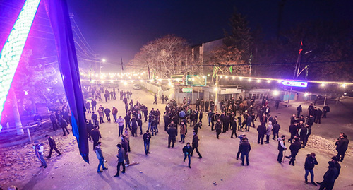 Протестующие жители на центральной площади Нардарана. 26 ноября 2015 года. Фото Азиза Каримова для "Кавказского узла" Протестующие жители на центральной площади Нардарана. 26 ноября 2015 года. Фото Азиза Каримова для "Кавказского узла"