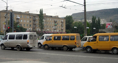 Маршрутки в Махачкале Фото: http://dagestan-today.com/socium/1171-v-mahachkale-na-tri-rublya-uvelichilas-stoimost-proezda-v-marshrutke.html Маршрутки в Махачкале Фото: http://dagestan-today.com/socium/1171-v-mahachkale-na-tri-rublya-uvelichilas-stoimost-proezda-v-marshrutke.html