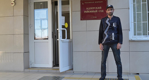 Демерчян у здания суда. Фото Светланы Кравченко для "Кавказского узла" Демерчян у здания суда. Фото Светланы Кравченко для "Кавказского узла"