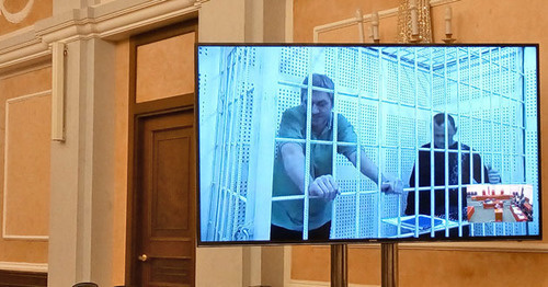Николай Карпюк (справа) и Станислав Клых на мониторе видеотрансляции в зале Верховного суда России. 26 октября 2016 г. Фото Олега Краснова для "Кавказского узла" Николай Карпюк (справа) и Станислав Клых на мониторе видеотрансляции в зале Верховного суда России. 26 октября 2016 г. Фото Олега Краснова для "Кавказского узла"