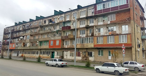 Многоквартирный дом по улице Героев, 118. Цхинвал, 24 октября 2016 г. Фото Арсена Козаева для "Кавказского узла" Многоквартирный дом по улице Героев, 118. Цхинвал, 24 октября 2016 г. Фото Арсена Козаева для "Кавказского узла"